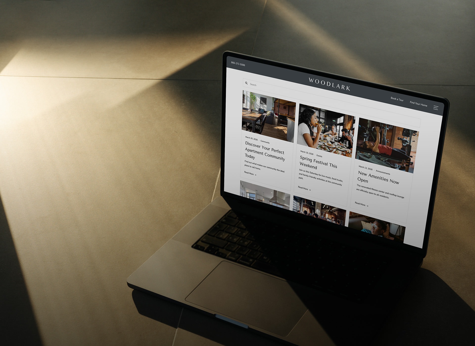 Laptop with blog builder add-on in the sunlight.